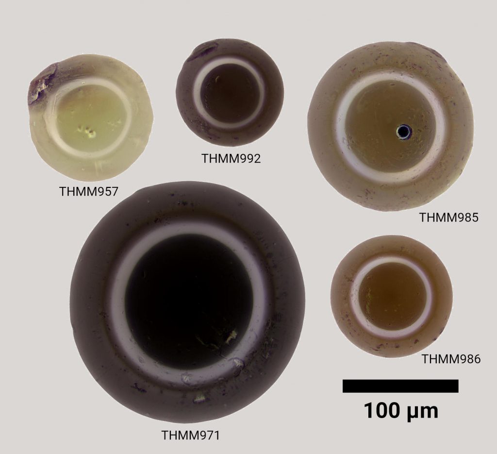 5 Gläserne Mikrometeorite