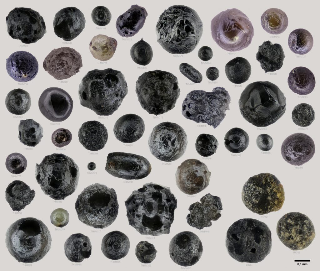 Verschiedene Mikrometeorite des Typs Porphyritic