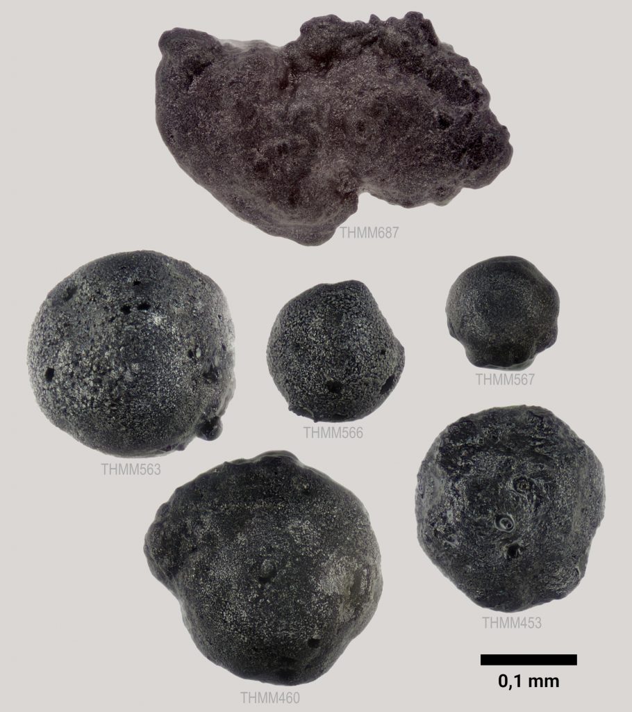 Verschiedene Mikrometeorite des Typs Scoriaceous